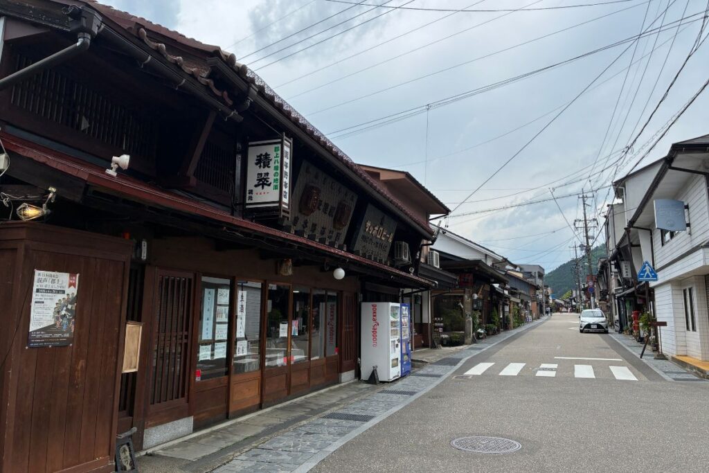 郡上八幡の城下町と食べ歩きの風景