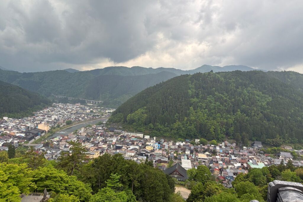 郡上八幡城の天守から見下ろす城下町の眺め