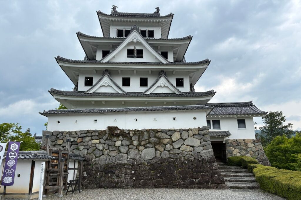 日本最古の木造再建城として知られる郡上八幡城の白い天守