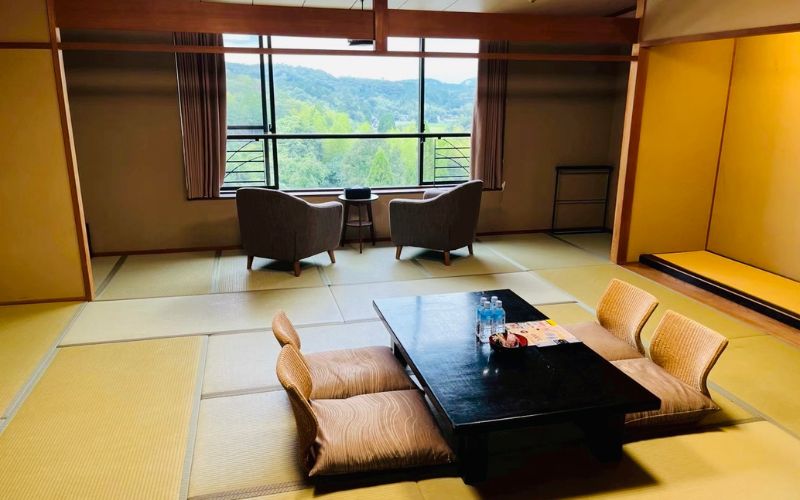 ホテル湯の杜美春閣の和室と眺めの良い窓からの景色