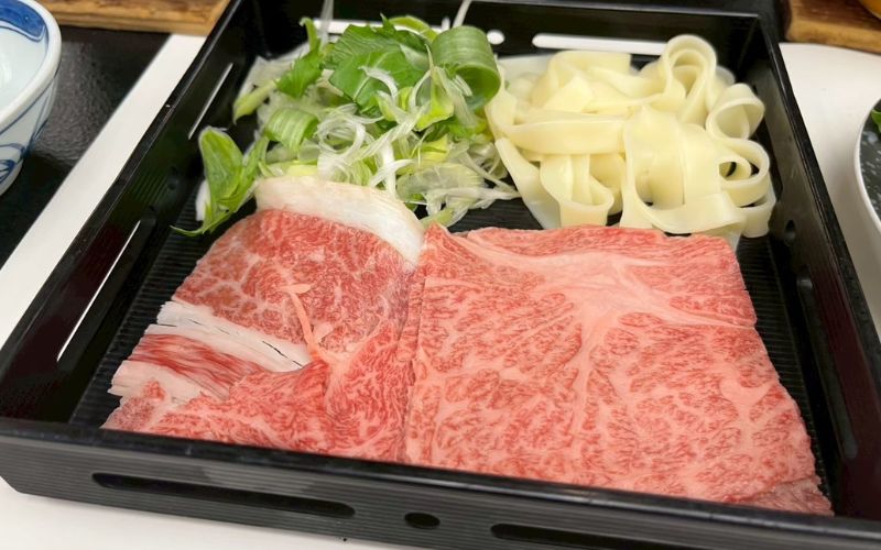 ホテル湯の杜美春閣の会席料理の牛肉すき焼き