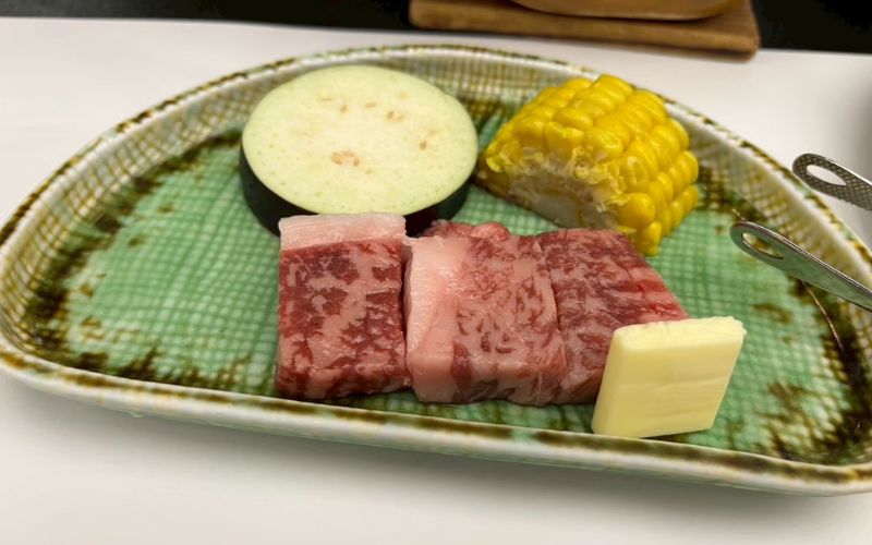 ホテル湯の杜美春閣の会席料理の牛肉と野菜の鉄板焼き
