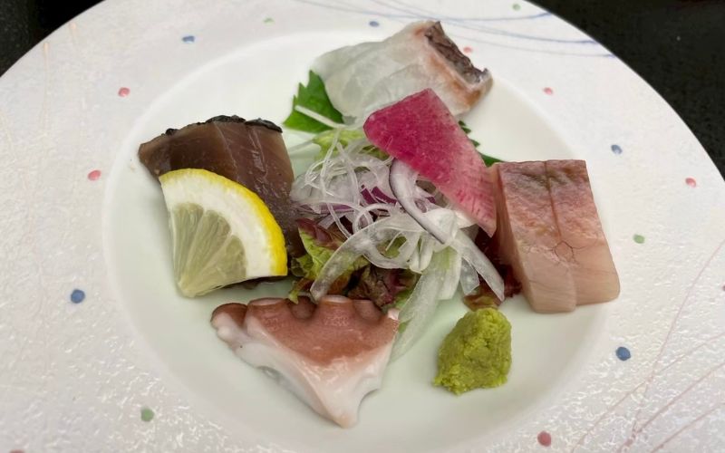 ホテル湯の杜美春閣の会席料理の刺身盛り合わせ