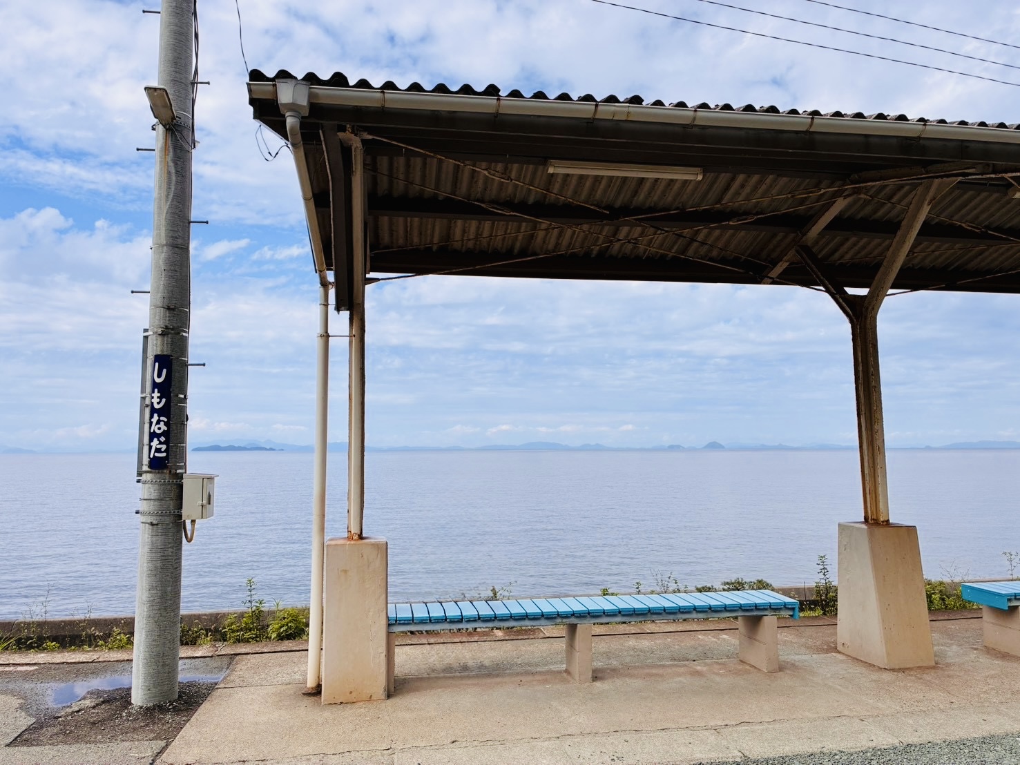 下灘駅のホームの青いベンチと瀬戸内海