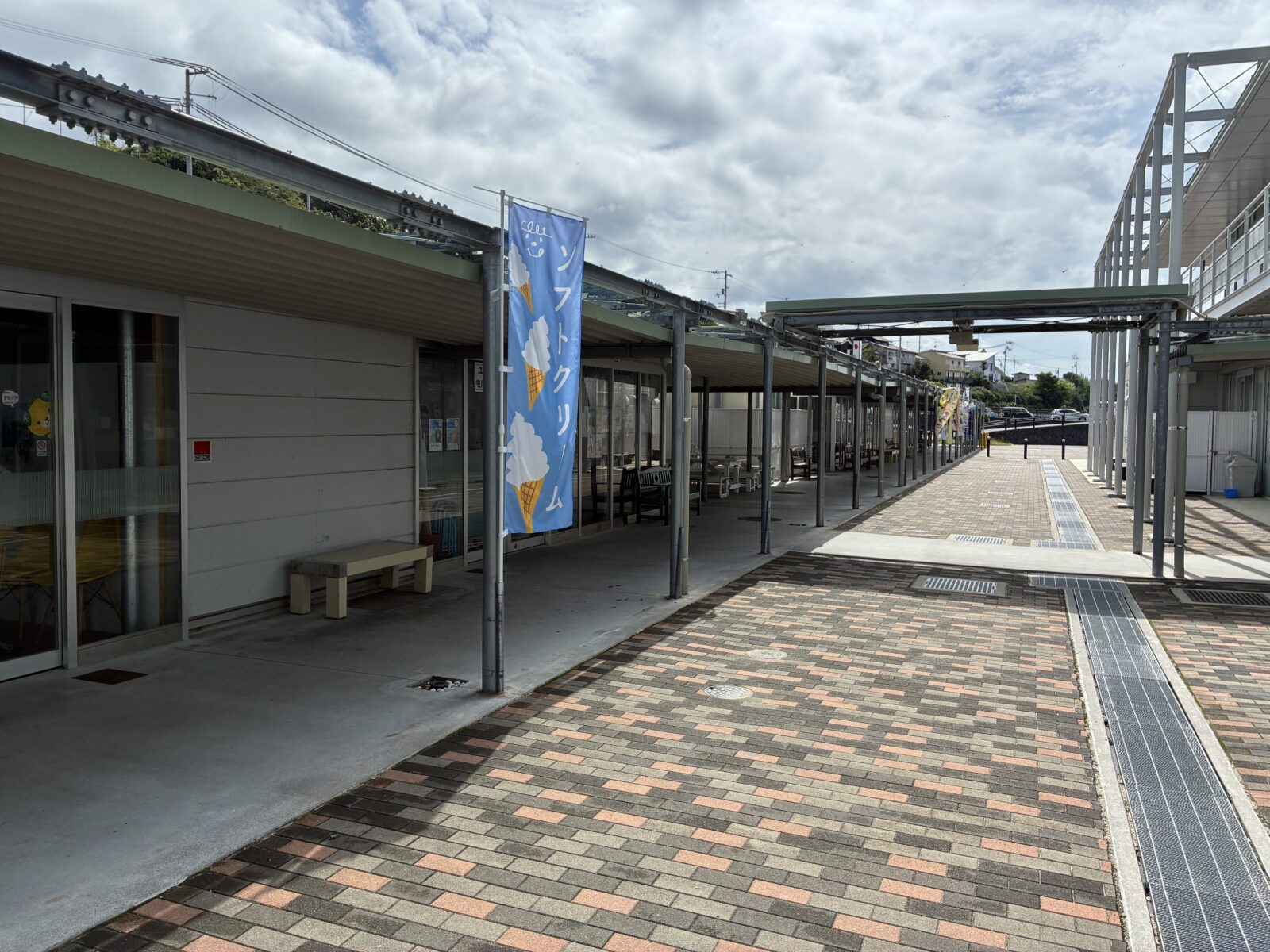 道の駅ふたみのお店が並ぶ通り。ソフトクリームののぼりが目印