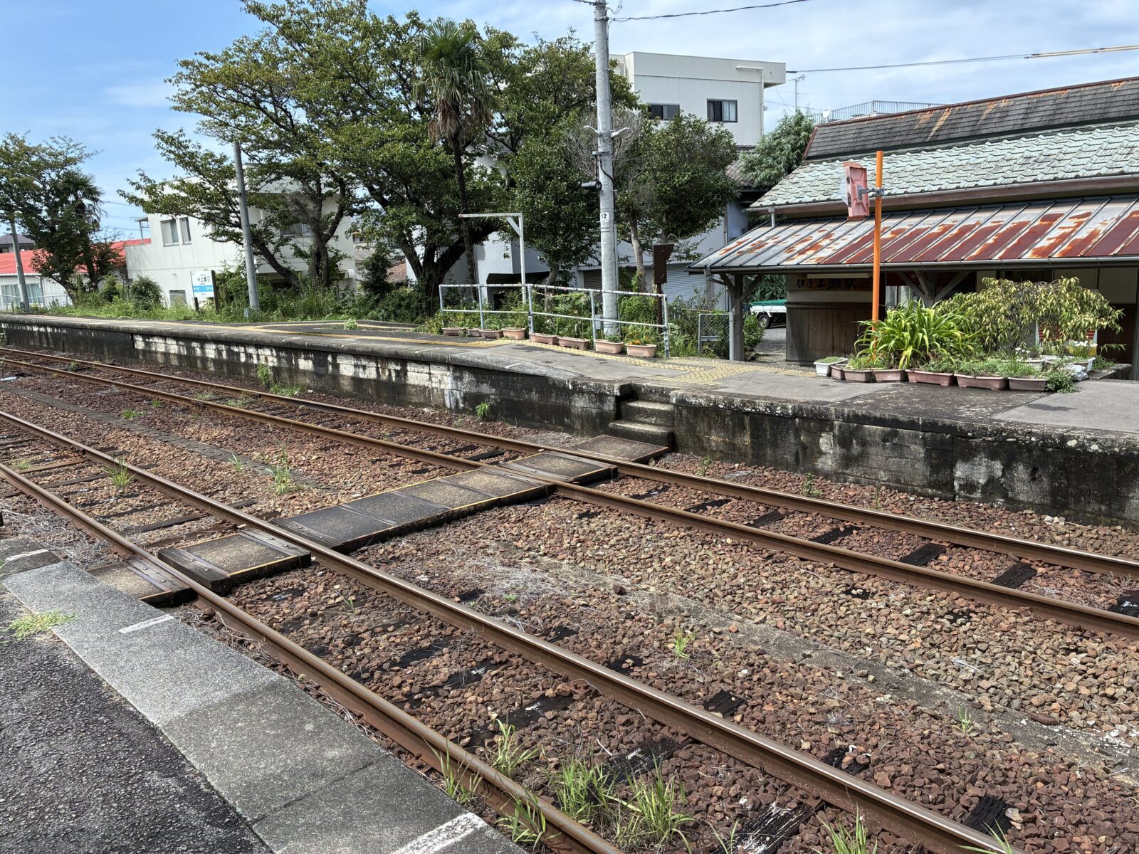 伊予上灘駅のホームと線路